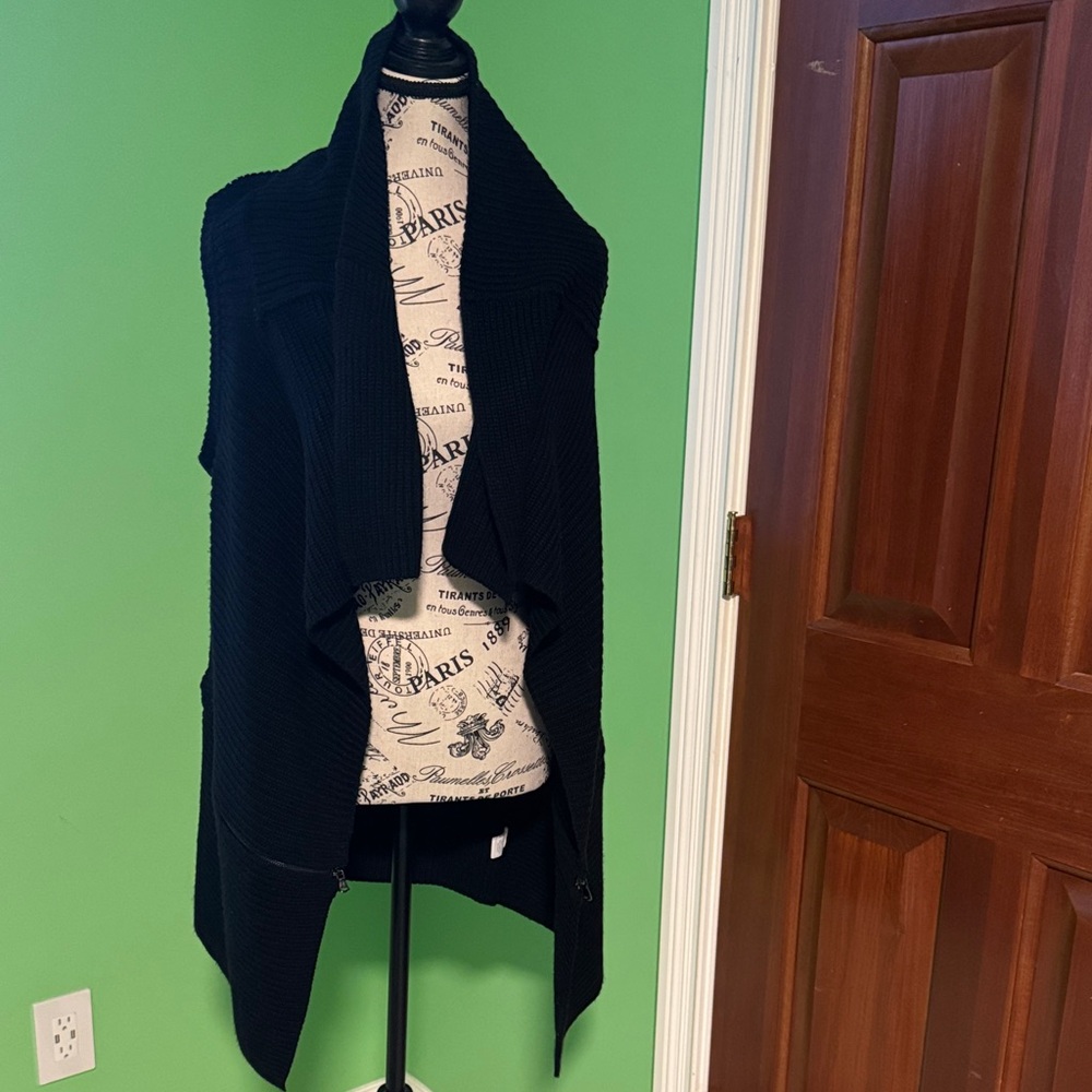 Women's Black Sleeveless Jacket